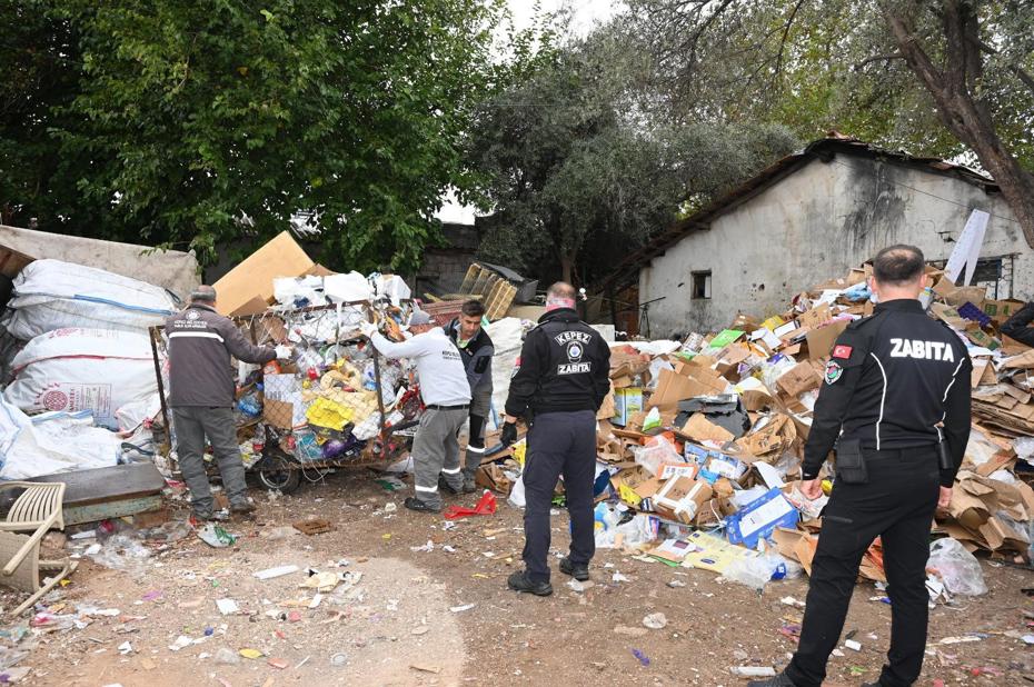 Antalya Kepez'de Çöp Ev Temizlik Operasyonu Büyük Ölçüde Atık Temizlendi