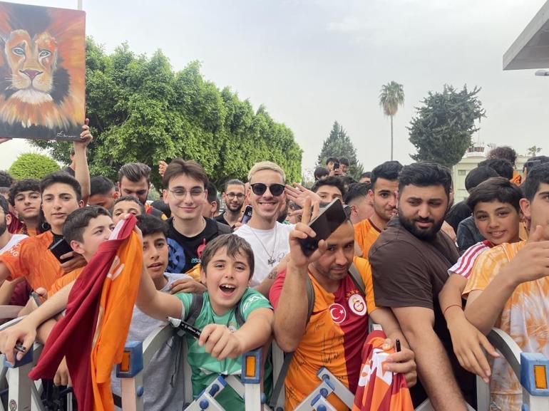 Adana'da Galatasaray'a coşkulu karşılama