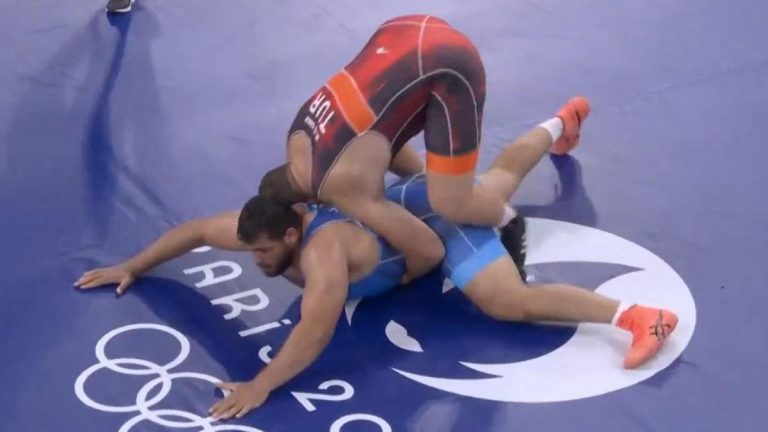 Milli güreşçi Muhammet Hamza Bakır, Paris 2024'e son 16 turuyla veda etti