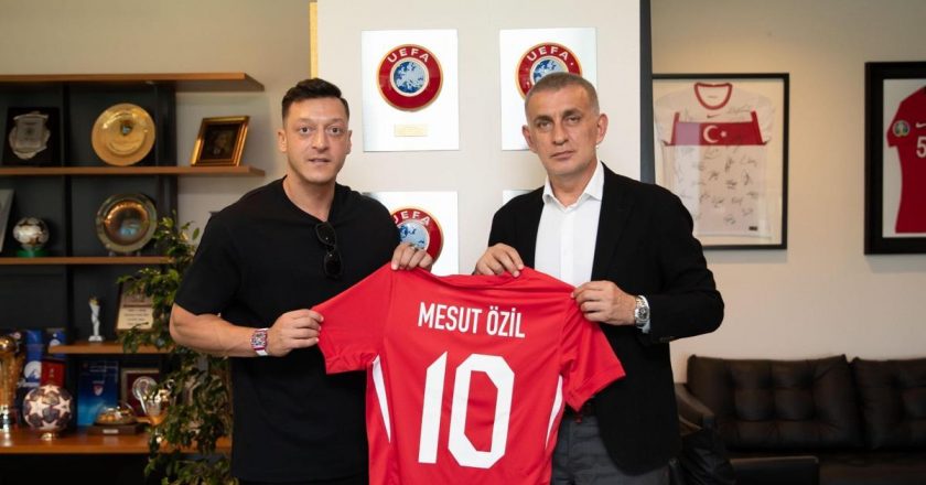 Mesut Özil'in TFF Başkanı Hacıosmanoğlu'na ziyareti!