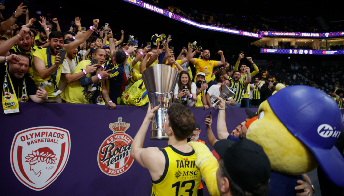 Euroleague şampiyonu Fenerbahce Beko Türkiye’ye döndü! Hayranlardan hevesli karşılama …