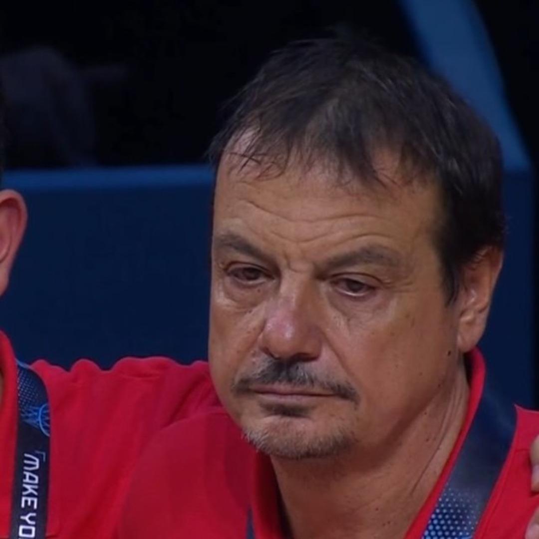 Eurobasket 2025 finalinde, Almanya'ya kaybeden 12 dev adam Koç Ergin Ataman'ın gözyaşlarını kontrol edemedi! Ödülü ile mutlu olamazdı ... 4