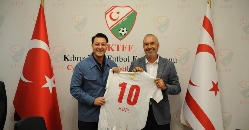 Mesut Özil, TRNC’den sporculara uygulanan ambargoyu çağırdı.