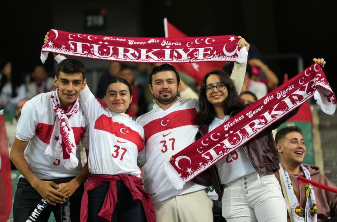 Türkiye-Gürcistan maçında tribünlerde muhteşem koreografi! Üç kaptan, tek slogan: 