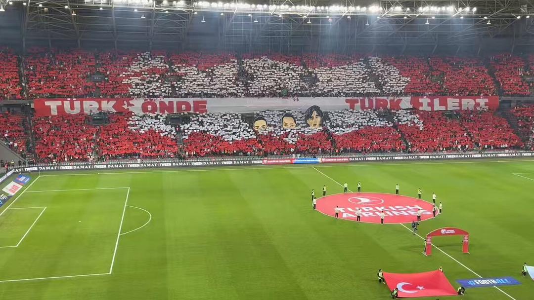 Türkiye-Gürcistan maçında tribünlerde muhteşem koreografi! Üç kaptan, tek slogan: 