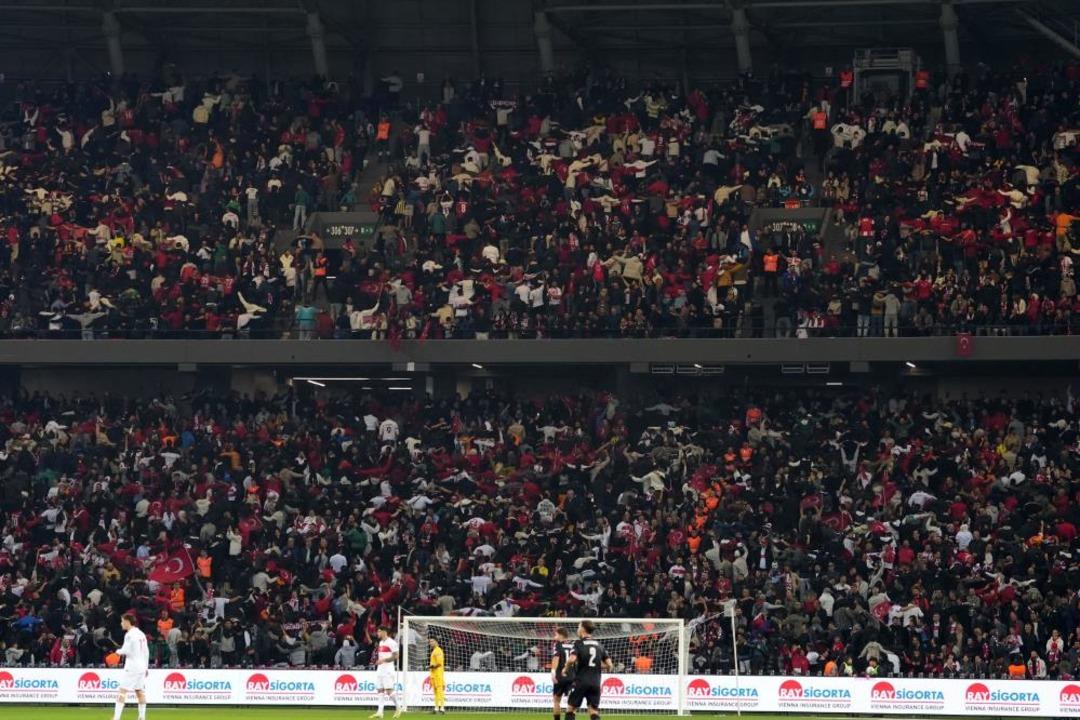 Türkiye-Gürcistan maçında tribünlerde muhteşem koreografi! Üç kaptan, tek slogan: 