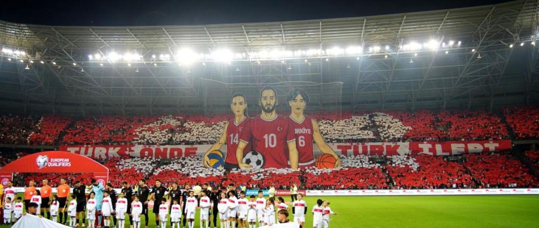Türkiye-Gürcistan maçında tribünlerde muhteşem koreografi! Üç kaptan, tek slogan: 