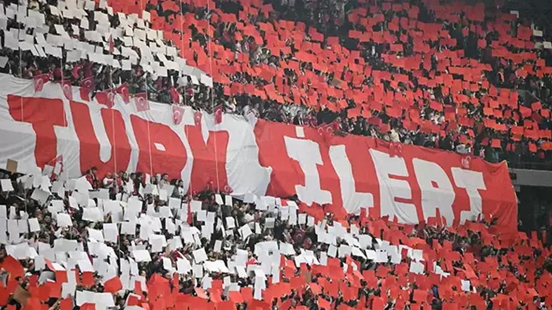 Türkiye-Gürcistan maçında tribünlerde muhteşem koreografi! Üç kaptan, tek slogan: 