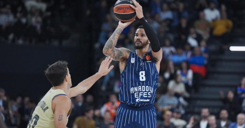 Anadolu Efes, Barcelona’yı evinde yendi! –