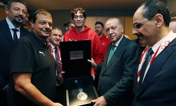 Cumhurbaşkanı Erdoğan, A Milli Basketbol Takımı’nı kutladı